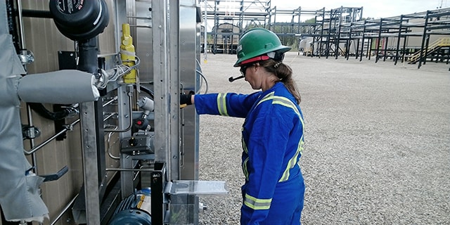 世伟洛克美国现场工程经理 Stacey Phillips 使用头戴式设备与虚拟团队一起对天然气工厂中的分析设备进行评估。 